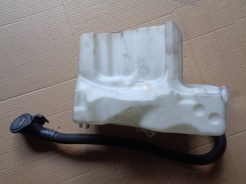 DEPOSITO LIMPIA PARABRISAS DELANTERO