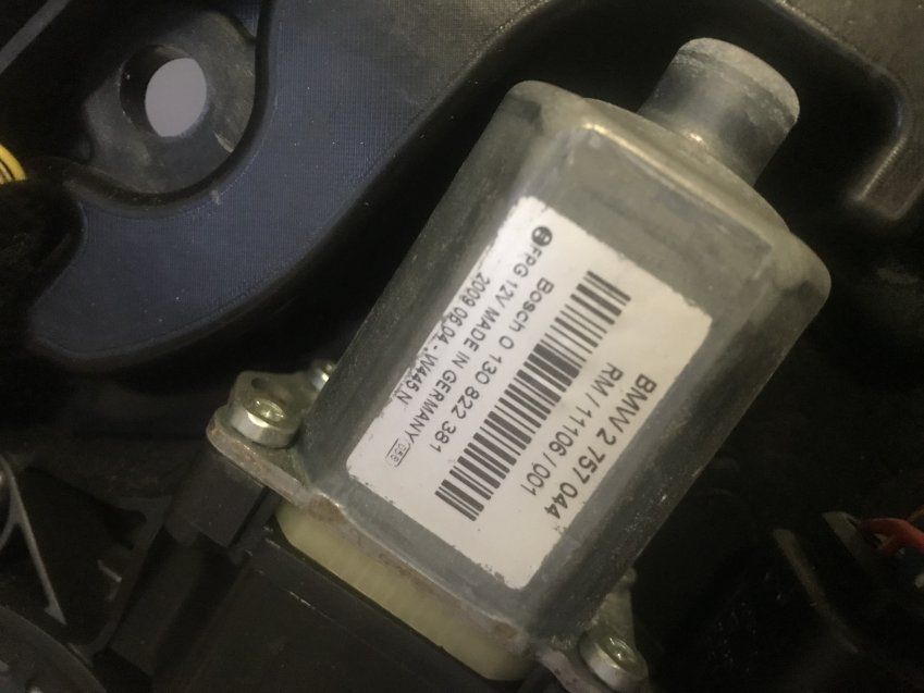 TAPIZADO PUERTA DELANTERO DERECHO MINI COOPER 2008 R56   ELEVALUNAS 2757044   CERRADURA 2752596   MANILLA EXTERIOR