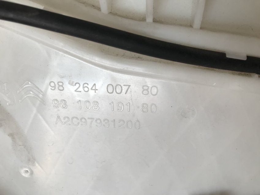 DEPOSITO LIMPIA PARABRISAS DELANTERO COMPLETO CITROEN C5 AIRCROSS 2020 1.2 gasolina 130cv Ref. 9826400780 / 9810819180