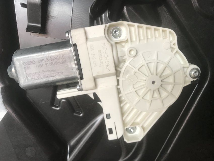 ELEVALUNAS DELANTERO IZQUIERDO COMPLETO Con CERRADURA, MANILLA EXTERIOR, ALOJAMIENTO, TIRANTE De Puerta, GOMA y INSTALACION PORSCHE CAYENNE 2010 92A