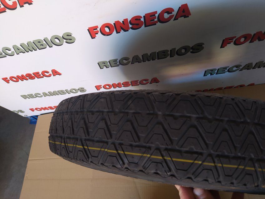 GALLETA NUEVA CON GATO Y LLAVES EN SOPORTE ORIGINAL DE PEUGEOT 308 SW 2014 Neumático Continental 125/85 R16 99M