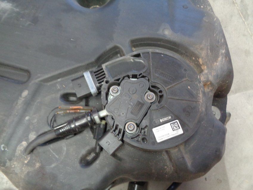 DEPÓSITO ADBLUE MERCEDES BENZ CLASE C 2015 250cdi 204cv W205 Ref. A2054706901 / A2054700426 / A2054708901