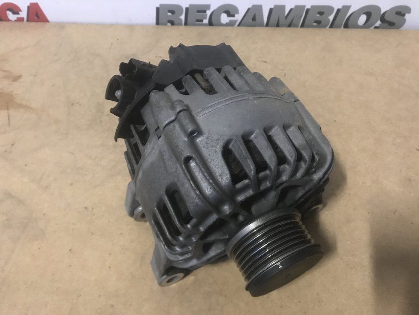 ALTERNADOR PEUGEOT 208 I 2018 1.2 Gasolina 82cv Usado VALEO Ref. 9818677980