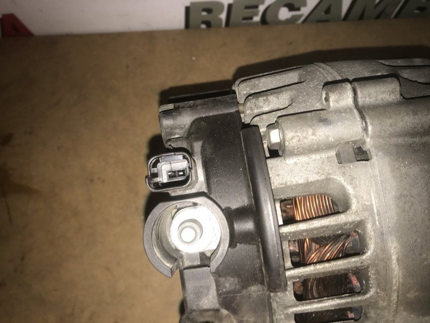 ALTERNADOR PEUGEOT 208 I 2018 1.2 Gasolina 82cv Usado VALEO Ref. 9818677980