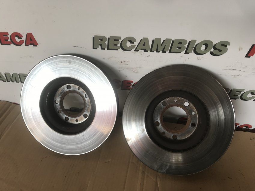 DISCOS Y PINZAS FRENO DELANTEROS PEUGEOT 3008 2021 1.5hdi 130cv USADO   DISCOS DE 300mm