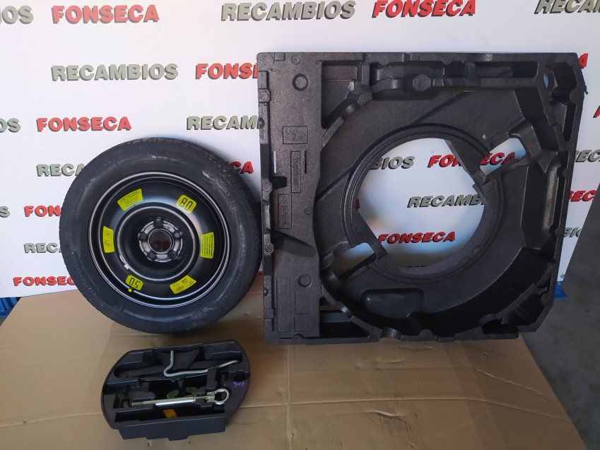 GALLETA NUEVA CON GATO Y LLAVES EN SOPORTE ORIGINAL DE PEUGEOT 308 SW 2014 Neumático Continental 125/85 R16 99M