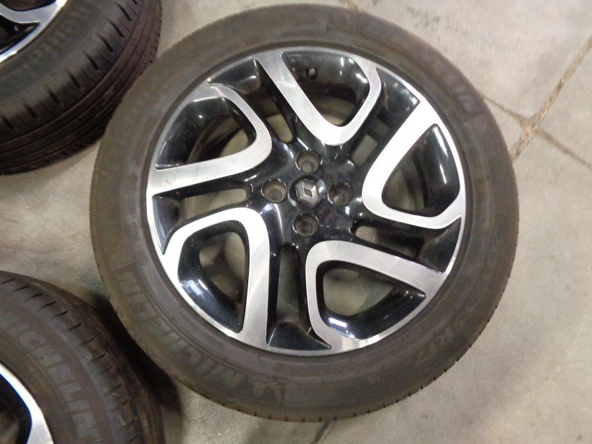 LLANTAS RENAULT CAPTUR 205/55 R17 95V  2NEUMATICOS MICHELIN Y 2 CONTINENTAL 2 LLANTAS POCO ROZADAS