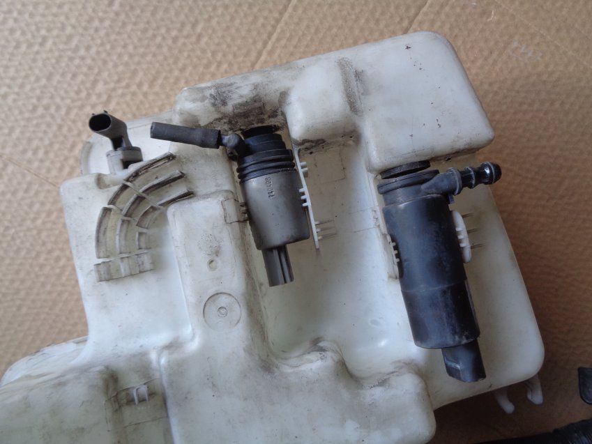 DEPOSITO LIMPIA PARABRISAS DELANTERO