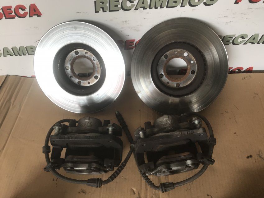 DISCOS Y PINZAS FRENO DELANTEROS PEUGEOT 3008 2021 1.5hdi 130cv USADO   DISCOS DE 300mm