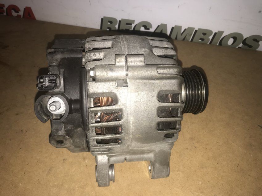 ALTERNADOR PEUGEOT 208 I 2018 1.2 Gasolina 82cv Usado VALEO Ref. 9818677980