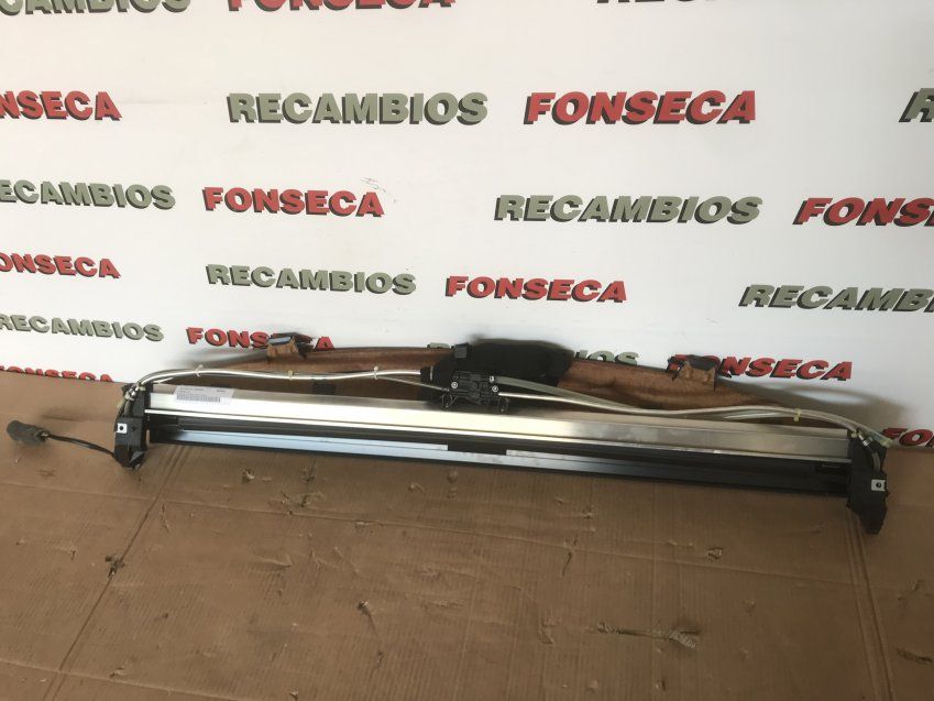 BANDEJA TRASERA MERCEDES S 2007 W221 CON PERSIANA ENROLLABLE Y LUZ CENTRAL DE FRENO Ref. A2216901249 / A2218100020  Ref. Stop A2218200056