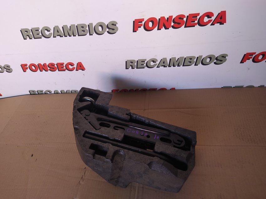 GATO CON LLAVE Y SOPORTE ORIGINAL OPEL CORSA D 2010 Ref. 13299889