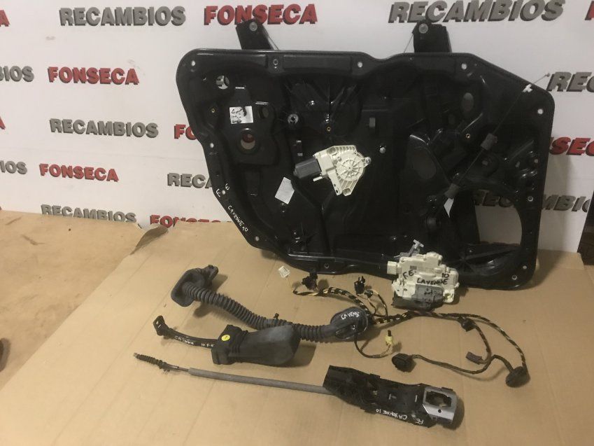 ELEVALUNAS DELANTERO IZQUIERDO COMPLETO Con CERRADURA, MANILLA EXTERIOR, ALOJAMIENTO, TIRANTE De Puerta, GOMA y INSTALACION PORSCHE CAYENNE 2010 92A