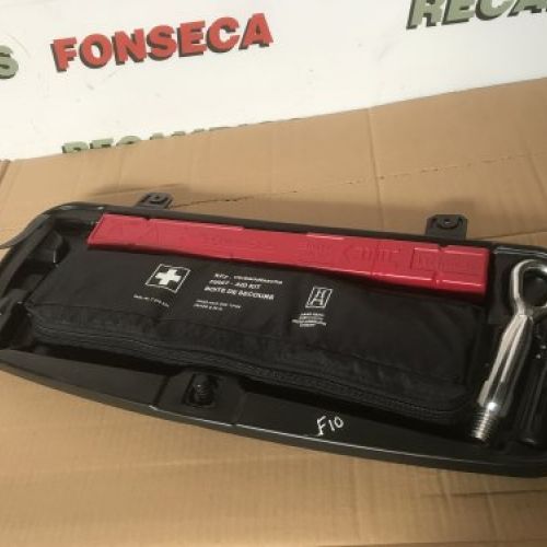 BOTEQUÍN PRIMEROS AUXILIOS CON TRIANGULO BMW SERIE 5 2012 F10 F11 REF